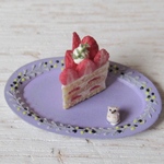 ハリネズミ　イチゴ盛りだくさんのショートケーキ🍰🍰紫プレート