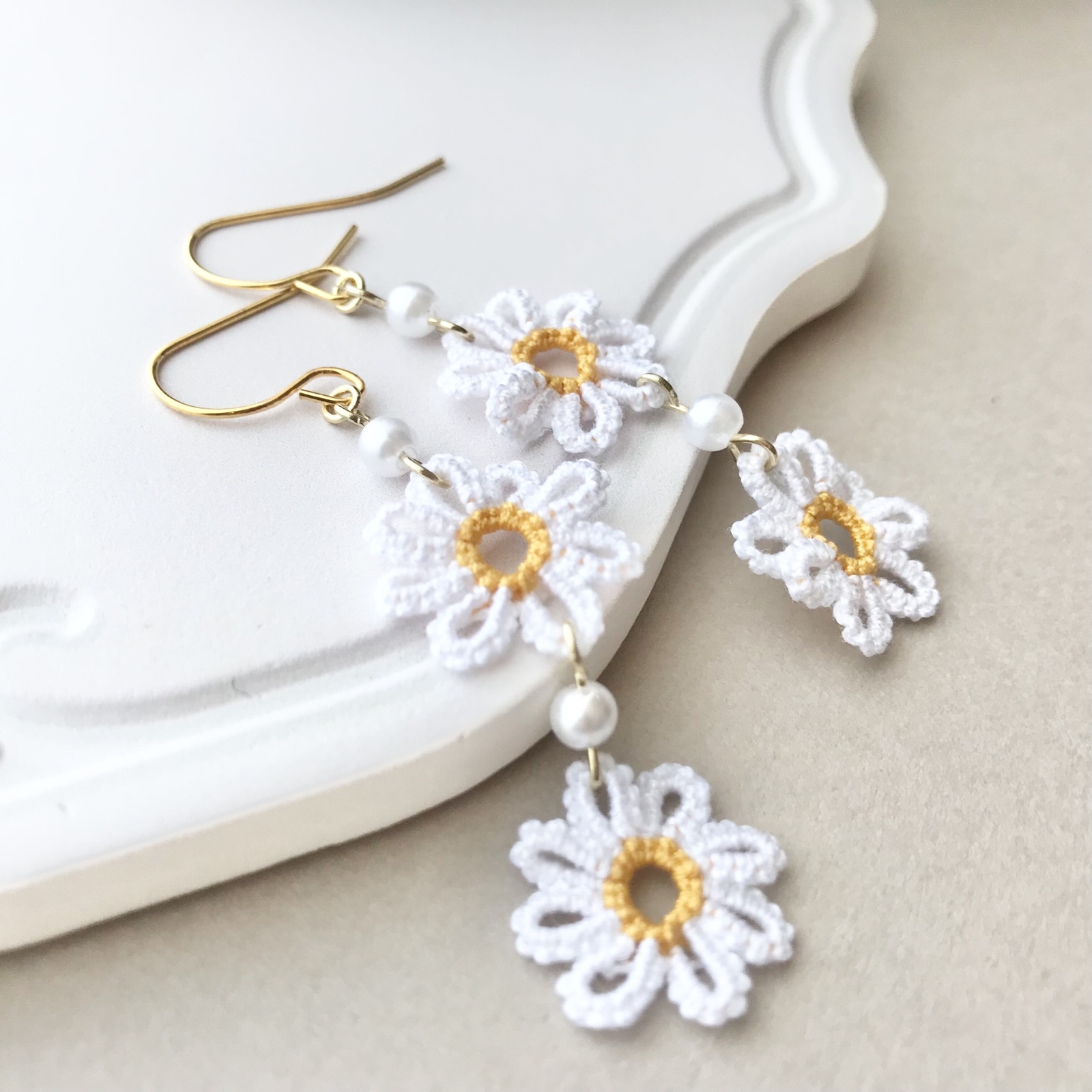 タティングレースのデイジー畑ピアス/イヤリング オレンジ - Handmade