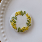 刺繍くるみボタン（ヘアゴム/ブローチ）
