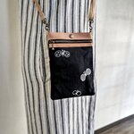 【送料無料】ミナペルホネン/ちょうちょネイビー×白/スマホショルダーポーチ