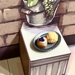 カフェのデニッシュパン２種類（ブルーベリーと生クリームのデニッシュパン、お砂糖付きメロンパンパン　ミニチュアフード