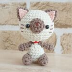 思わず笑顔になっちゃう♡おすわりシャム猫さん♪（ブラウン）　あみぐるみ