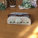 紫陽花アナベル刺繍ナチュラルメガネスタンドで　心地よいお部屋に。