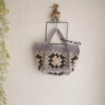 モチーフ編みの毛糸のバッグ