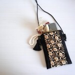 ちょっとそこまでスマホポシェット　-黒ベースにゴールドのシックな刺繍リボン-　スマホショルダー　スマホポーチ　SPP2301BK19ET