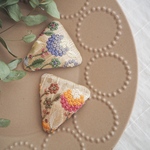 くるくるインド刺繍のトライアングルぱっちんぴん