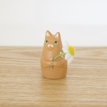 花を持つ茶色ねこの置物
