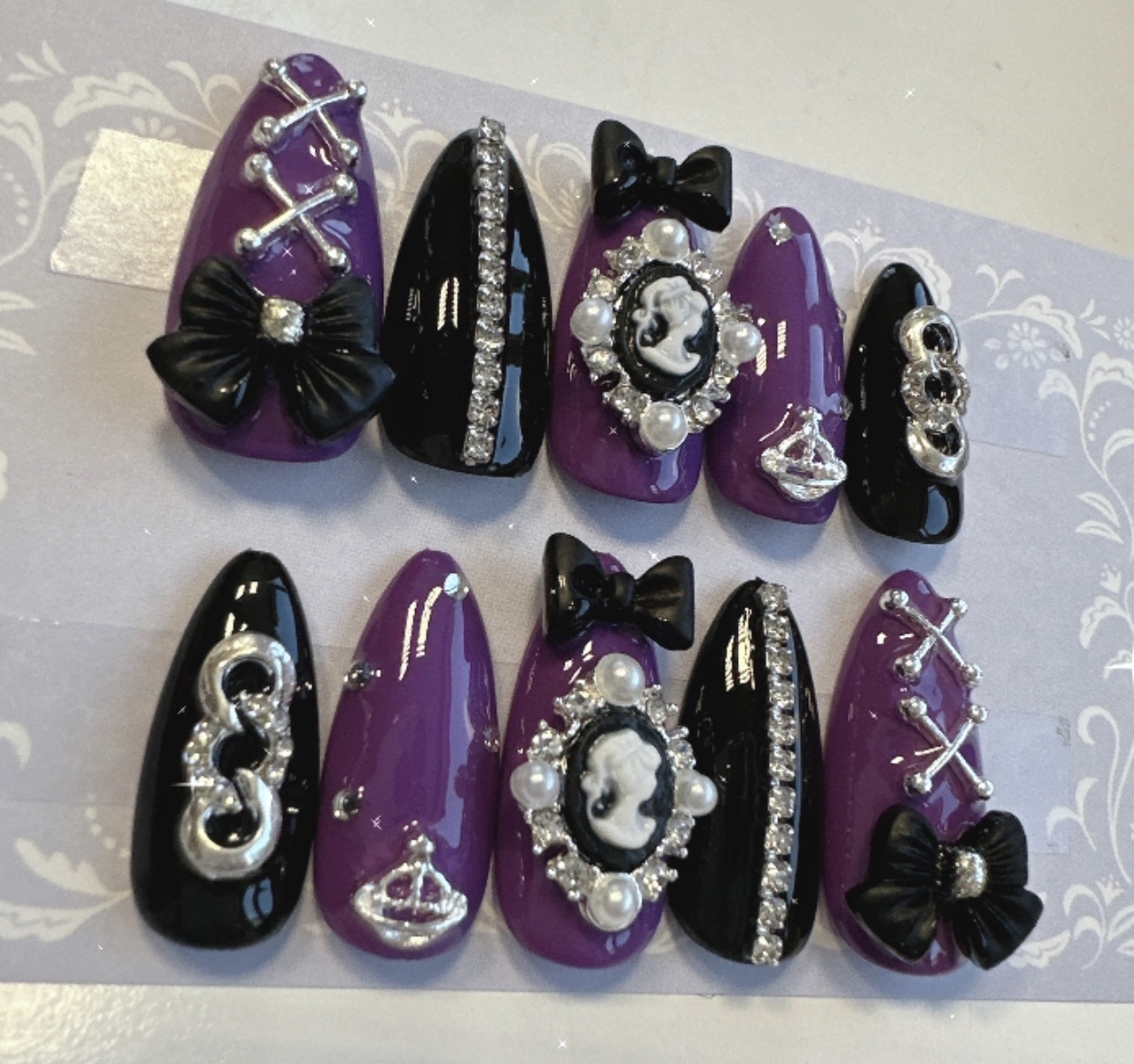 【ネイルチップ】地雷系 量産型ネイルチップ オーダーページ ネイルチップオーダー 地雷系 量産型 痛ネイル 推しネイル | Rób