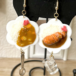 ミニチュア ゴロゴロ野菜のビーフカレーライスとカツカレー・スプーンとお水付きのピアス