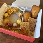  お花のクッキーリースとフィナンシェ、フロランタンの詰め合わせ。