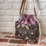 巾着バッグ　イチゴ泥棒