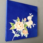 着物のファブリックパネル　鮮やかな青に輝く花々　サスティナブル  着物リメイク　インテリア Kimono fabric panel ひなまつり　七五三　和モダン