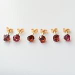 ガーネット ミニピアス 原石 鉱物 天然石 シンプル 仕事 オフィス 通勤 小さい アクセサリー パワーストーン (No.2365)