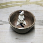 お風呂の中で座るブチねっこぐい呑