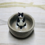 お風呂の中で座るハチワレねっこぐい呑