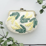 ミモザの刺繍がま口（生成り）