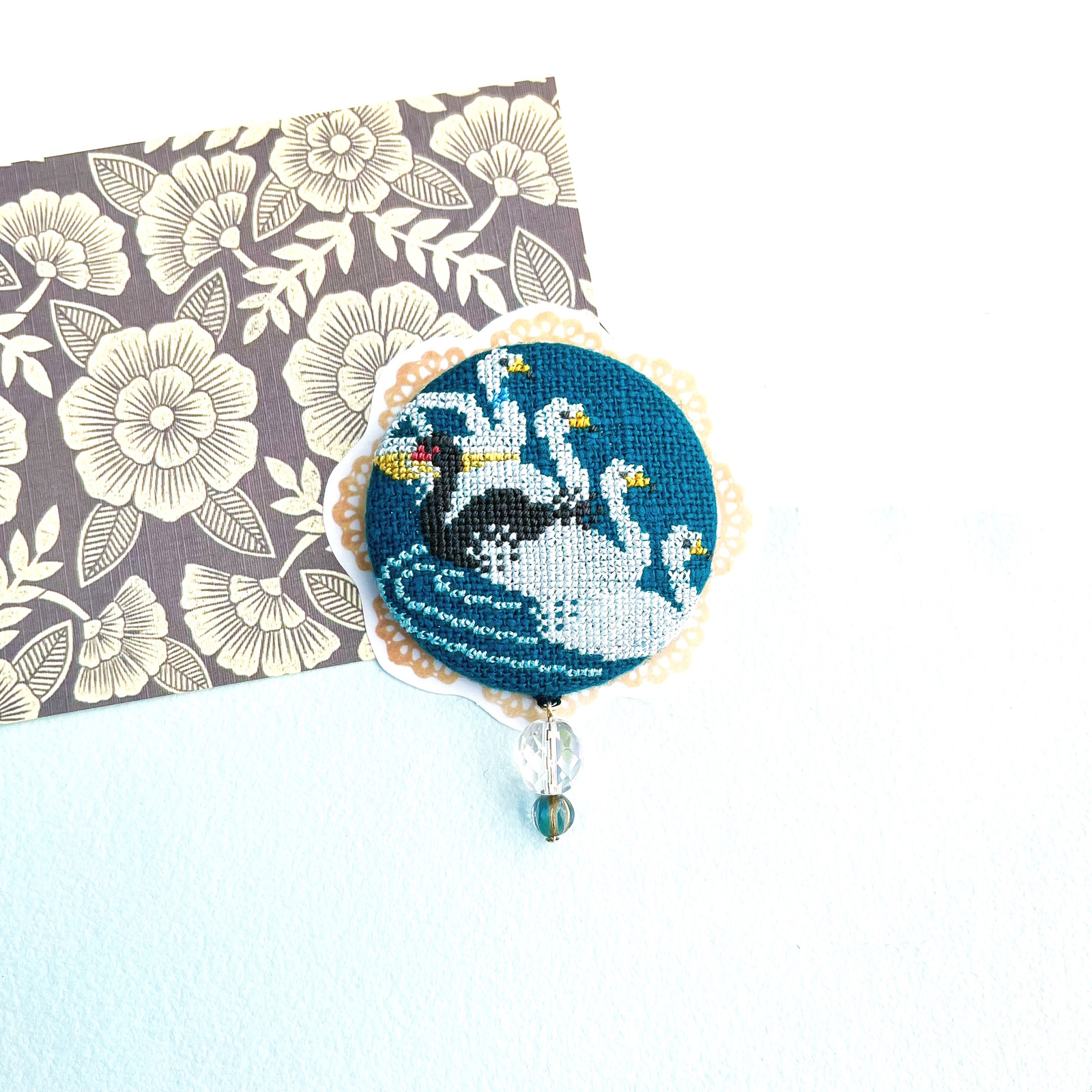 湖の白鳥(と黒鳥とスワンボート) 北欧刺繍くるみボタンブローチ