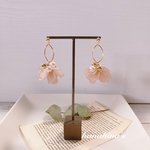 再販☆モカブラウンの花びらとパールビーズのゆらゆらピアス/イヤリング