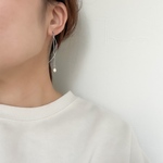 ピアス 小さな淡水パールの揺れる カーブスティックピアス/イヤリング(サージカルステンレス・ノンホール・樹脂・イヤリング・ニッケルフリー)シンプル