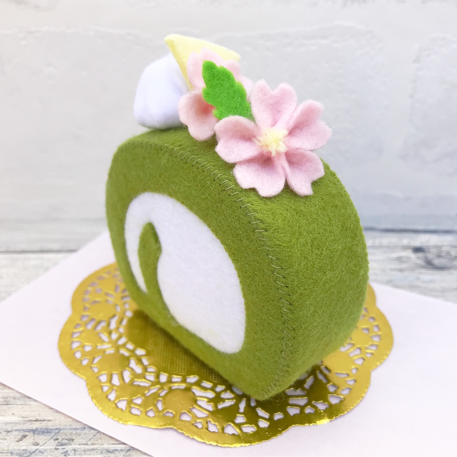 抹茶ロールケーキ フェルトケーキ - HeartWarming☆Y | minne byGMO