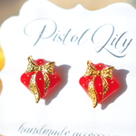 No.50669 ゴールド リボン レッド 赤 シンプル 樹脂ピアス アレルギー対応 made by PISTOL LILY