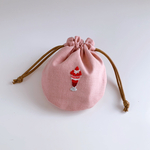 【手刺繍】いちごパフェ刺繍のまんまる巾着【Sサイズ】くすみピンク