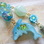 ◇2124再販２ ラムネ色 🍀イルカと四葉と、とんぼ玉のストラップ🐬🌼 ※バッグチャームに変更可能・１点物