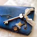 .｡.:✽ 花ネコ navy ✽.｡.: チェコガラスボタン キーホルダー（ブローチ）