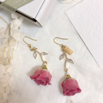 レジンアクセサリー　ドライフラワーの甘く可愛い薔薇と小枝風イヤリングピアス　joie