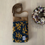 あったら便利♪ふんわり大きめのスマホポシェット　ミモザの贈り物　ネイビー