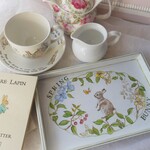 子うさぎの春　ボタニカルフラワー柄ハンドペイント木製トレイ