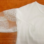 袖が透けてる 真っ白プルオーバー