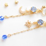 ~Dreaming～夜空の月と星～Lサファイア【イヤリング 】揺れる  スワロフスキー   ネジバネ式イヤリング　サファイヤ　春夏