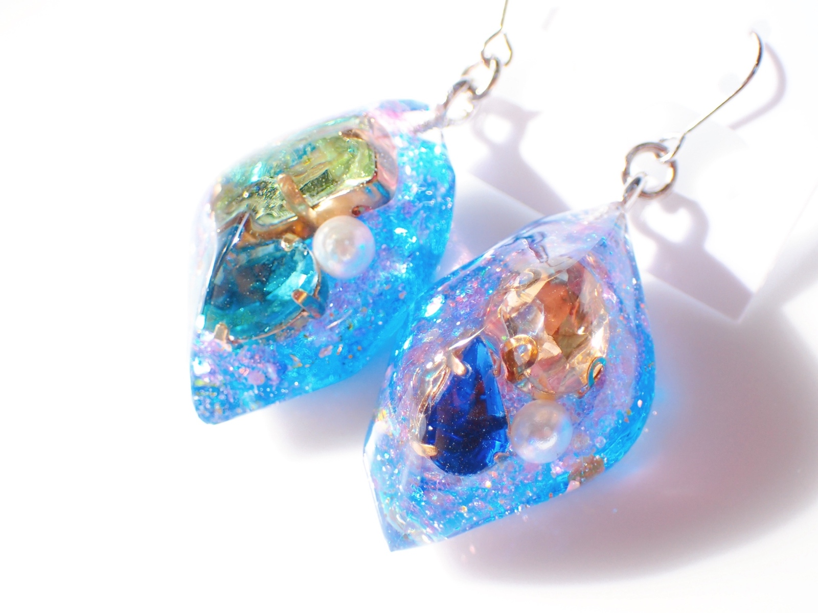 ピアスビジュー水色緑黄緑ビジューチャーム蓄光夜光イヤリング