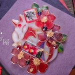（白狐）神遊びのお狐様と椿のブローチ（brooch of fox in Bouquet〜camellia and temari〜 ）