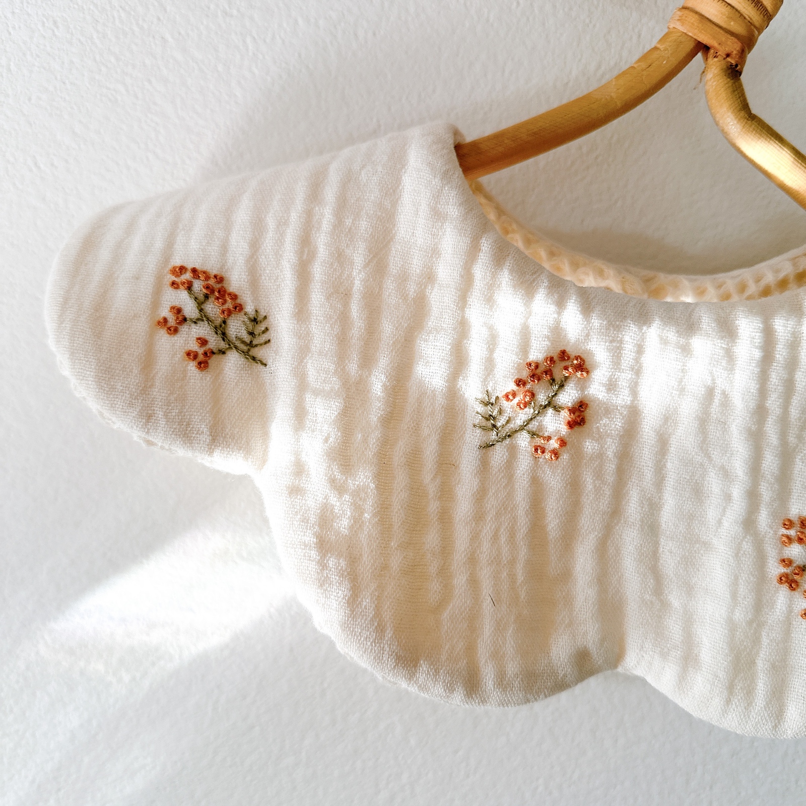 ハンドメイド　360°花びらスタイ　ミモザ刺繍　刺繍スタイ　名入れ　名前刺繍 人気No.1 ˎˊ˗ 】