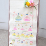 【ひな祭り】お花屋さんのタペストリー(大）　ひな壇　豪華刺繍 　取り外し可能オーナメント付　お祝い　女の子　雛祭り　刺繍飾り