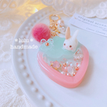 【New】Strawberryうさちゃんのシャカシャカキーホルダー　ハンドメイドレジン　いちご　キーホルダー　ハンドメイドキーホルダー　ギフト　うさぎ　シャカシャカキーホルダー　ゆめかわ