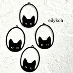 【少しだけ入荷】G263/2個/ブラック真鍮　猫の視線　透かしチャーム