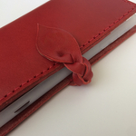 落ち着いた赤が素敵なスマホカバー