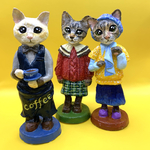 可愛いグリーンのお家の三匹の猫