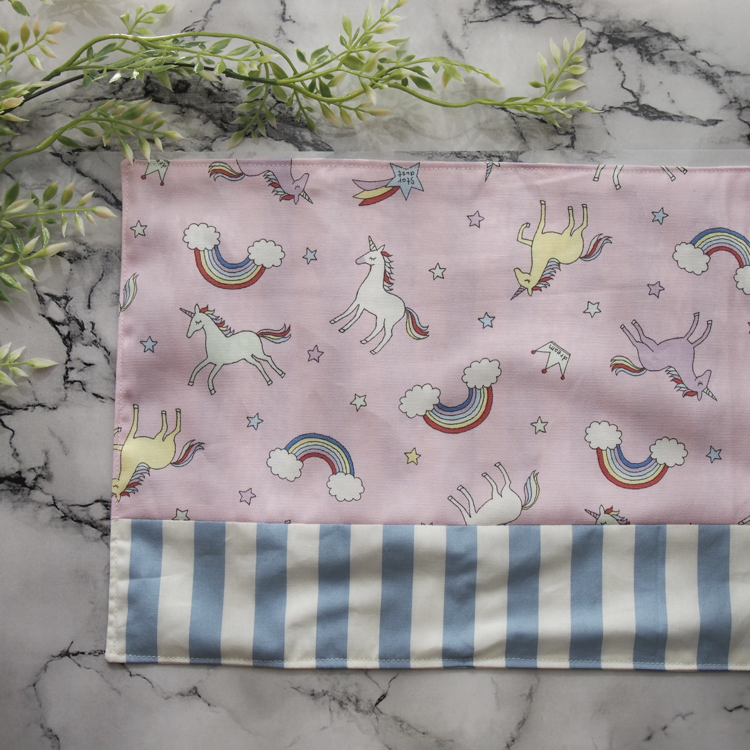 ピンク系ユニコーン柄、ピンク系いちご柄　ランチョンマット2枚セット　ハンドメイド ピンク系ユニコーン柄、ピンク系いちご柄 ランチョンマット2枚セット