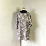 グレー×ピンクベージュの薔薇　後ろボタンのかっぽう着　90