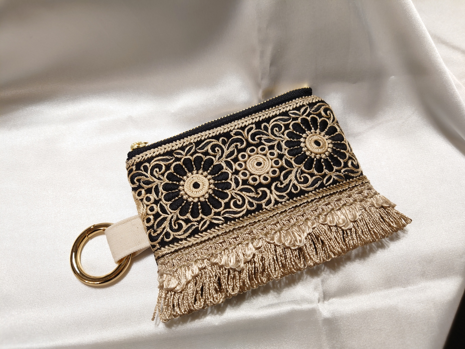 【リュンヌ】インド刺繍リボン・ミニポーチ(S) リュンヌ様専用】インド刺繍リボン・ミニポーチ(S)