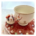 小さなマメパンダうさぎちゃんが住む茜色した花だま羊毛フェルトコースター( うさちゃんは　ブローチになってます)