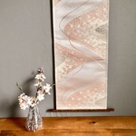 帯のタペストリー　桜色の流水　着物リメイク インテリア　掛け軸 ひなまつり　桜　春　Kimono Tapestry Kakejiku Japanese style interior 