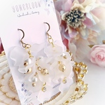 すりガラス風花びら踊るビジューピアス♡イヤリング サージカルステンレス ノンホール樹脂ピアス ブライダルアクセサリー ウェディング 結婚式 成人式 記念日 撮影 前撮り 誕生日 プレゼント