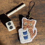  にゃんピンの手刺繍ストラップ／キーホルダー(茶トラ猫)