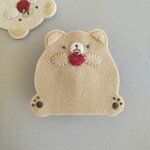 〈フエルト名札〉赤いりんごをぱくり♪。ちゃくま
