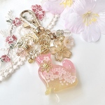 春の桜キーホルダー(猫・おすわり)